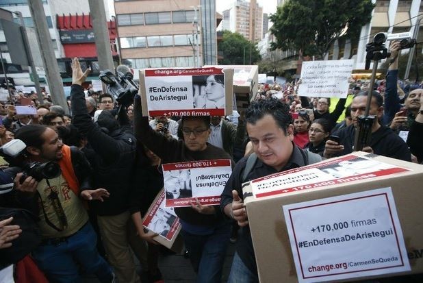 Protesta afuera de las instalaciones de MVS. Ciudadanos entregaron firmas en apoyo a Carmen Aristegui, el pasado 16 de marzo. Foto: La Jornada