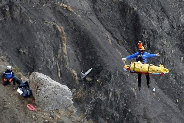 Un rescatista traslada un cadáver del sitio dónde se estrelló el Airbus de Germanwings. Imagen del 26 de marzo 2015. Foto Ap