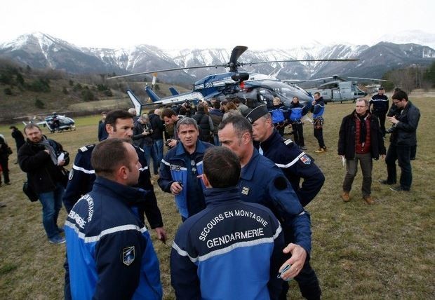 Rescatistas y elementos de seguridad en el área de los Alpes luego de iniciarse la búsqueda de los restos del avión accidentado. Foto: AP