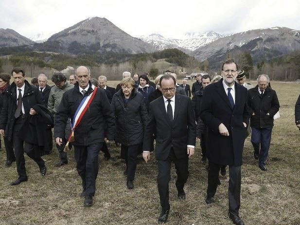 Mariano Rajoy, jefe del gobierno español, Francois Hollande, presidente de Francia, Angela Merkel, canciller alemana, visitaron este miércoles la zona del accidente del avión Airbus A320. Foto Reuters