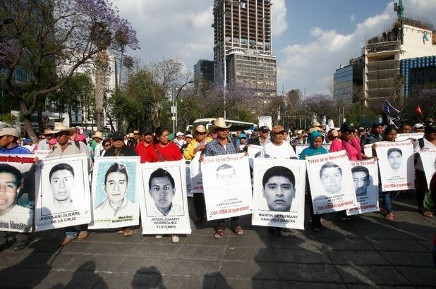 Familiares de los normalistas desaparecidos, durante una marcha el 26 de febrero en la ciudad de México. Foto: La Jornada