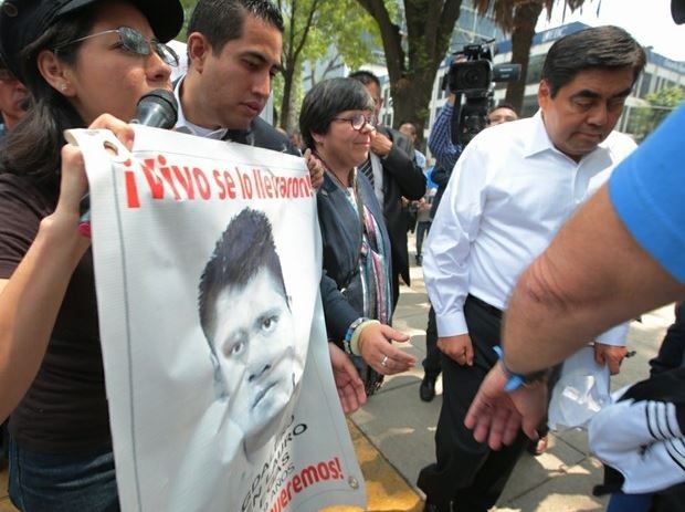 Durante la apertura de una exposición de la ONU en avenida Reforma, activistas demandaron la localización de los normalistas desaparecidos de Ayotzinapa, entre gritos de 