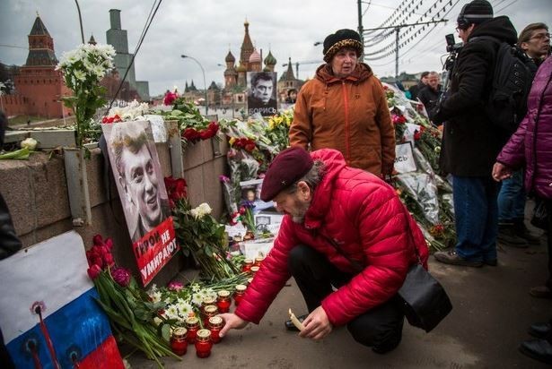 Personas rinden homenaje al líder opositor ruso Boris Nemtsov, este sábado. Foto Ap