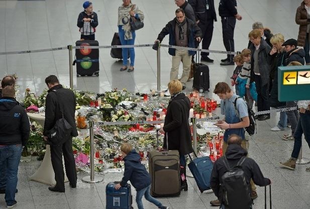 En el aeropuerto de Dusseldorf se colocaron este martes flores y veladoras en homenaje a las víctimas del vuelo de Germanwings que cayó en los Alpes hace una semana. Foto Ap
