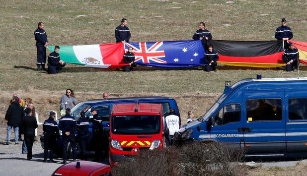 Una bandera mexicana se observa durante una ceremonia en memoria de los pasajeros del avión Germanwings Airbus AS320 que cayó en Los Alpes franceses. Foto Reuters