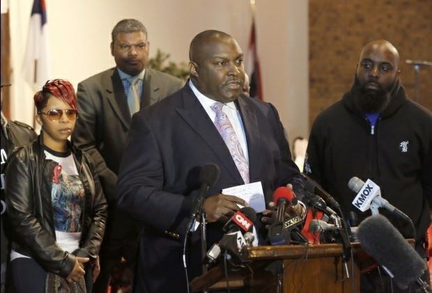 El abogado de los padres de Michael Brown planea presentar una demanda civil por la muerte del joven afroamericano. Foto Ap