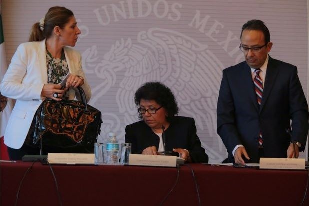 Los cónsules fronterizos de México en EU, Alejandra García (Sacramento), Carolina Zaragoza (Laredo), y Carlos González (Austin), durante una conferencia sobre los homicidios de mexicanos a manos de policías estadunidenses, en la SRE. Foto: La Jornada