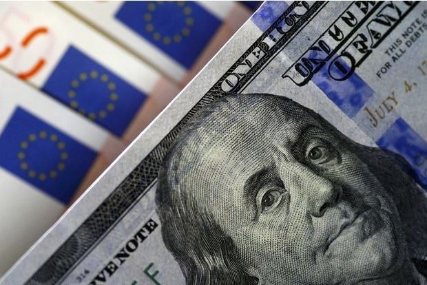 El dólar estadunidense se vende en un promedio de 15.20 pesos. El euro se ofrece en un precio máximo de 17.69 pesos. Foto Reuters