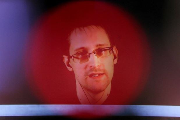 Transmisión de una entrevista a distancia a Edward Snowden durante la feria de tecnología CeBit 2015, en Hanover, Alemania, el 18 de marzo. Foto Xinhua