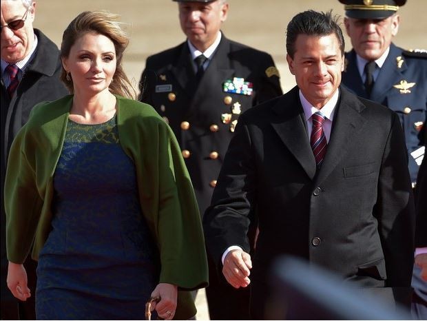 Enrique Peña Nieto y su esposa Angélica Rivera, a su llegada al Aeropuerto Internacional de Heathrow, en Londres. Foto Xinhua