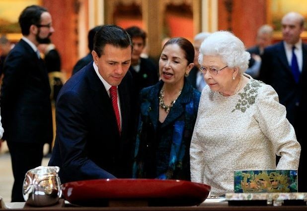 El presidente Enrique Peña Nieto y la reina Isabel II recorren la Coleción Real en el Palacio de Buckingham este martes. Foto Ap