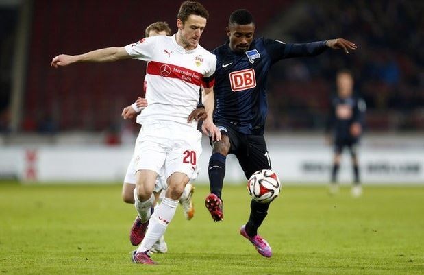 Christian Gentner, del Stuttgart, y Salomon Kalou, del Hertha de Berlín, durante el partido de la Bundesliga que teminó con empate a cero goles. Foto Reuters