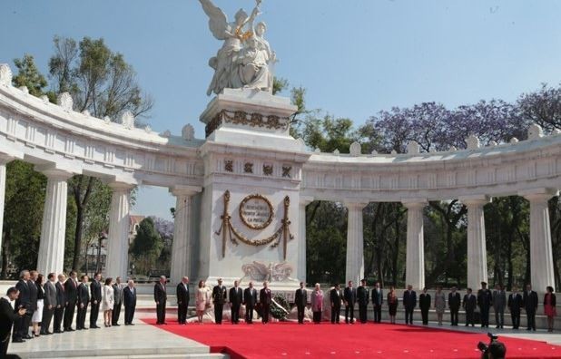 En el 209 aniversario del natalicio de Benito Juárez, el presidente Enrique Peña Nieto colocó una ofrenda floral en el Hemiciclo a Juárez. Foto: La Jornada