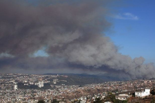 Incendio afecta las ciudades chilenas de Viña del Mar y Valparaíso. Ap