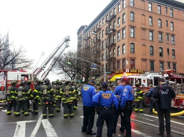 Un gran incendio con posible derrumbe se registró en un edificio de departamentos y comercios en el barrio del East Village en Nueva York. Foto: La Jornada