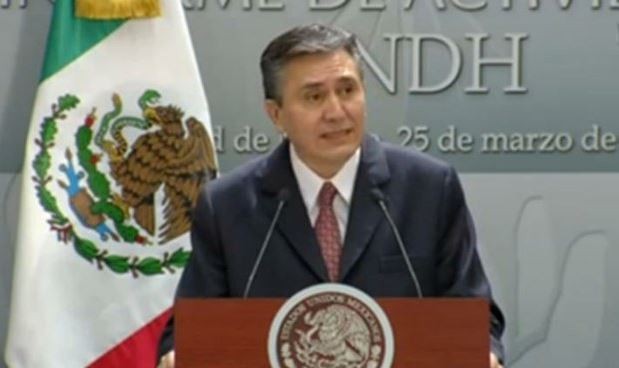 El 'ombudsman' Luis Raúl González Pérez, al ofrecer su informe en Los Pinos. Foto: @CNDH