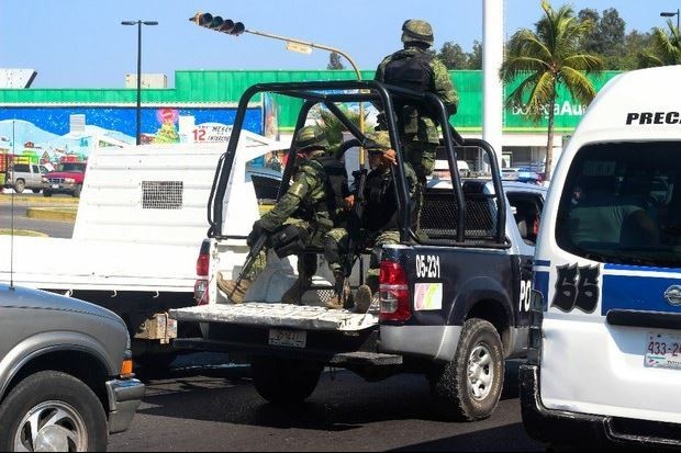 En imagen del 11 de diciembre de 2014, elementos del Ejército Mexicano realizan labores de patrullaje en el municipio de Lázaro Cárdenas, en Michoacán. Foto Cuartoscuro