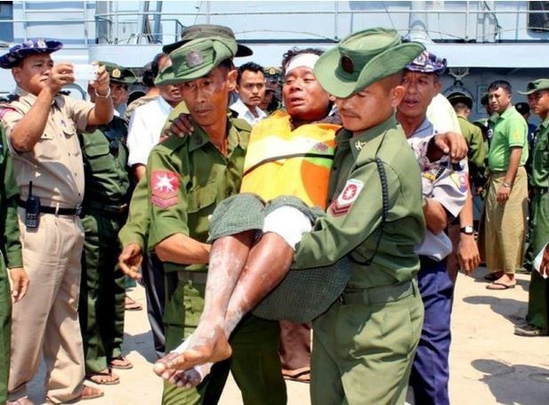 Rescatistas trasladan a un sobreviviente del naufragio de un ferry en Myanmar. Foto Xinhua