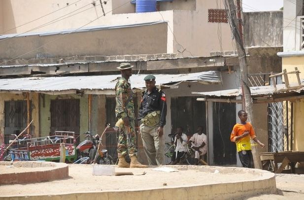 Fuerzas de seguridad vigilan el sitio de la explosión de una bomba en un mercado en Maiduguri, Nigeria, este sábado. Foto Ap