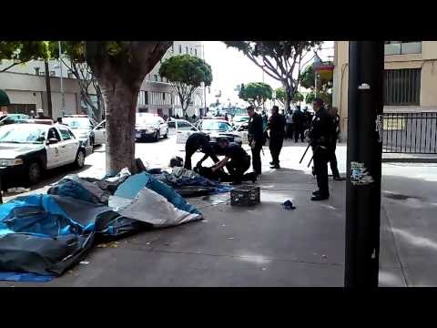Los Ángeles, 1 de marzo de 2015. Durante un forcejeo entre un indigente y varios policías de Los Ángeles, uno de los agentes disparó y mató al hombre.
