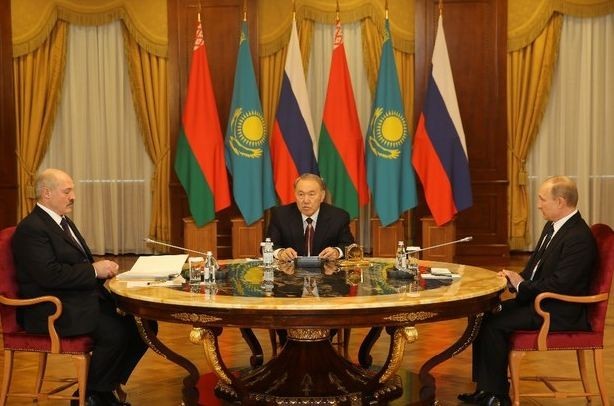 El presidente de Rusia, Vladimir Putin (derecha), y sus homólogos de Bielorrusia, Aleksandr Lukashenko (izquierda), y de Kazajistán, Nursultan Nazarbayev (centro), durante una reunión en Kazajistán, el pasado 20 de marzo. Foto: Xinhua