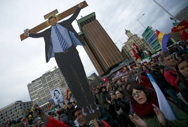 Imagen del primer ministro Mariano Rajoy en un crucifijo, durante la protesta contra la austeridad en Madrid. Foto Reuters