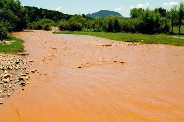 Aspecto del río Sonora en agosto de 2014 tras un derrame de desechos tóxicos de una mina de Grupo México. Foto Cuartoscuro / Jesús Ballesteros