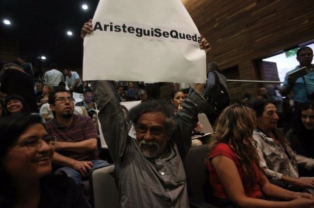 En el mismo recinto, unas horas antes, Francisco Toledo presentó la primera bienal de carteles sobre Ayotzinapa. En la imagen, el pintor oaxaqueño durante la exposición. Foto: La Jornada
