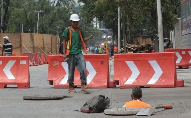 Trabajadores en la ciudad de México, el pasado 28 de marzo. Foto: La Jornada
