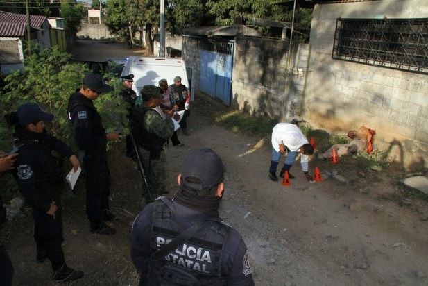 Zona donde fue encontrado el cuerpo de un hombre con cuatro balazos, en Acapulco, Guerrero. Foto Cuartoscuro / Bernardino Hernández