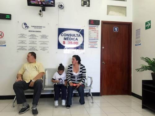 La atención médica en los consultorios adyacentes a las farmacias es de bajo costo, pero insuficiente para garantizar el debido cuidado de la salud.Foto Carlos Ramos Mamahua