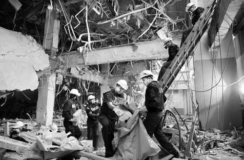 En enero de 2013 ocurrió un estallido en el edificio B2 de la Torre de Pemex, con un saldo de 37 personas fallecidas.Foto Víctor Camacho