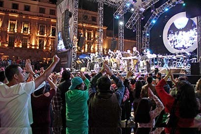 Fuera de lo común el concierto de Los Ángeles Azules. A una sola voz, músicos y público, se interpretaron los mejores temas del grupo ■ FOTOS: ANDRÉS SÁNCHEZ