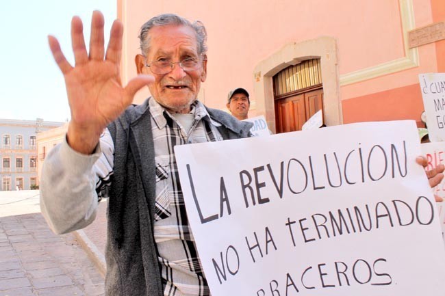Aspecto de una manifestación realizada por los ex braceros en el Centro Histórico ■ foto: rafael de santiago
