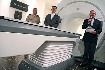 En septiembre de 2014, autoridades estatales entregaron a los Servicios de Salud un acelerador lineal para el Centro Estatal de Oncología, que costó 96 mdp ■ foto: andrés sánchez