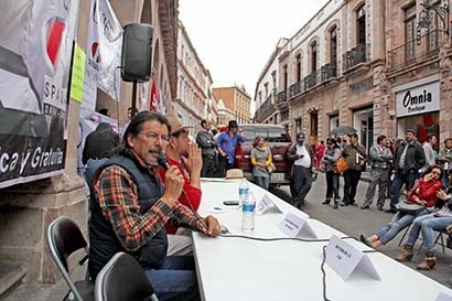 Imagen de principios de marzo, en que el dirigente gremial, Crescenciano Sánchez Pérez, expuso en la vía pública los motivos de la huelga en la Universidad ■ FOTO: ANDRÉS SÁNCHEZ