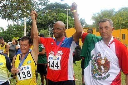 Eduardo González (a la derecha), con la medalla de bronce, es uno de los 4 zacatecanos que conforman el representativo de México en los Juegos para Periodistas Deportivos de América ■ FOTO: CÉSAR A. GONZÁLEZ