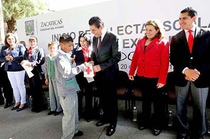 Antes de iniciar la colecta, el mandatario estatal encabezó los Honores a la Bandera que cada lunes se realizan en las escuelas ■ foto: La Jornada Zacatecas