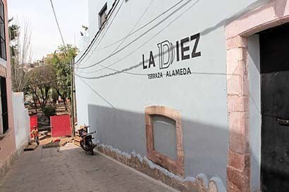 Aspecto del Bar La Diez, ubicado en la Alameda Trinidad García de la Cadena ■ foto: ernesto moreno