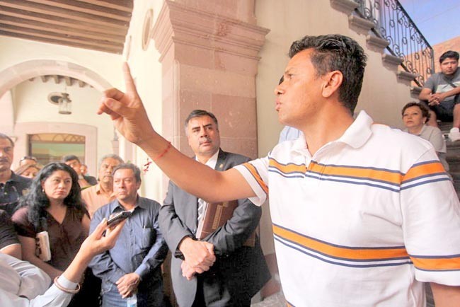 Imagen del 28 de junio de 2013, en que Rafael Rodríguez, líder del Stuaz, encabezó una protesta contra el Rector y lo encaró ■ FOTO: LA JORNADA ZACATECAS