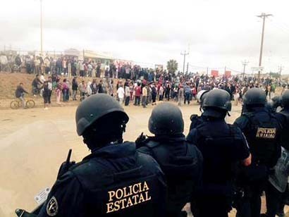 A mediados de marzo, policías desalojaron a decenas de jornaleros agrícolas en Ensenada, Baja California, quienes exigen mejores condiciones laborales ■ FOTO: LA JORNADA