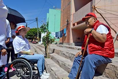 La candidata visita viviendas de la capital para escuchar a la ciudadanía ■ foto: LA JORNADA ZACATECAS