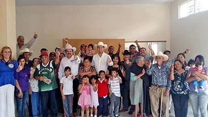 Antonio Mejía y su coordinador de campaña, Iván de Santiago, visitaron los municipios de Jalpa y Tabasco ■ foto: La Jornada Zacatecas