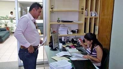 El candidato de Morena a diputado federal por el Distrito 4, José Luis Figueroa, en su visita a hospitales del sector público, efectuada este jueves ■ FOTO: MARTÍN CATALÁN