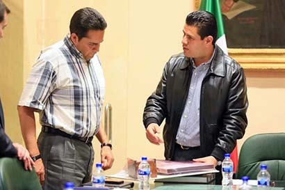 Aspecto de la reunión entre Miguel Alonso Reyes y Arturo Beltrán Retis, director general adjunto de la Comisión Nacional Forestal ■ foto: La Jornada Zacatecas
