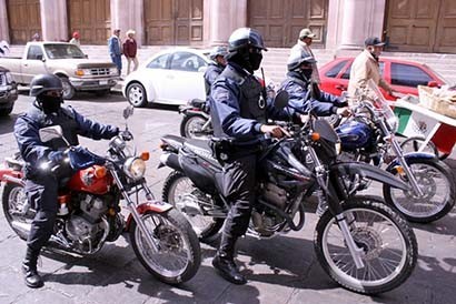 Pese a la vigilancia policiaca, los delincuentes buscan la manera de burlar a los uniformados ■ FOTO: LA JORNADA ZACATECAS