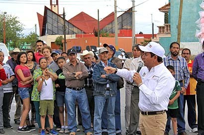 Medrano Quezada recorrió los asentamientos urbanos de Insurgentes, Maravillas y Benito Juárez ■ foto: La Jornada Zacatecas