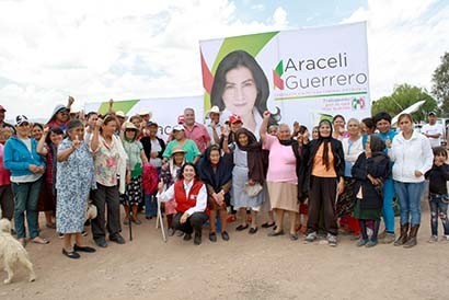 Convive la candidata con la población del municipio de Pinos ■ FOTO: LA JORNADA ZACATECAS