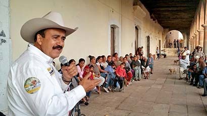 Antonio Mejía Haro, al dirigirse a ciudadanos del Distrito 2 ■ FOTO: LA JORNADA ZACATECAS