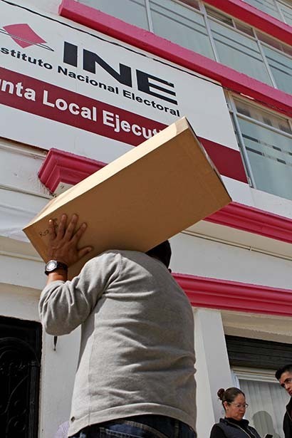 Ya está en Zacatecas la lista nominal de electores, conformada por un millón 77 mil ciudadanos. Aspecto del manejo de envíos ■ FOTO: ANDRÉS SÁNCHEZ
